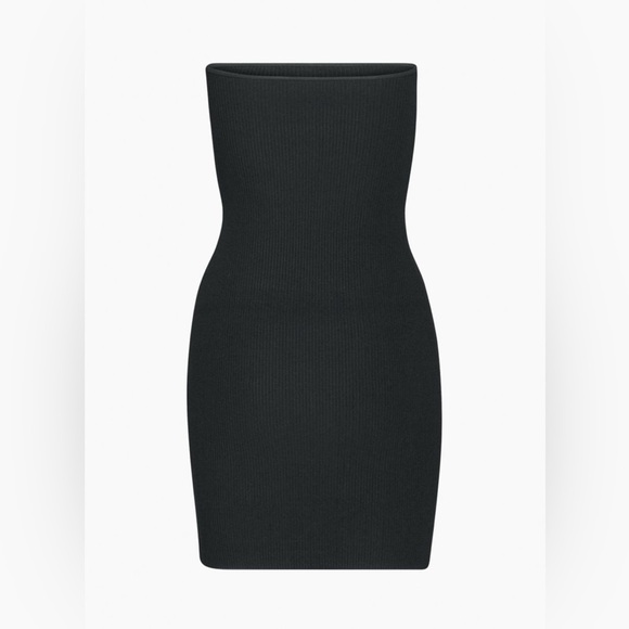 Elegant Black Strapless Dress - Picture 2 of 8